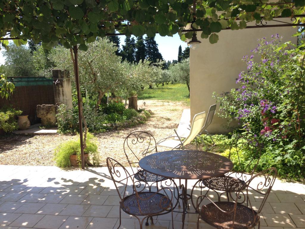 Gite Du Mas Des Oliviers Mézoargues Exteriör bild